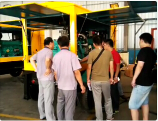 蜜桃视频污免费观看技术团队与工厂工作人员讨论产品